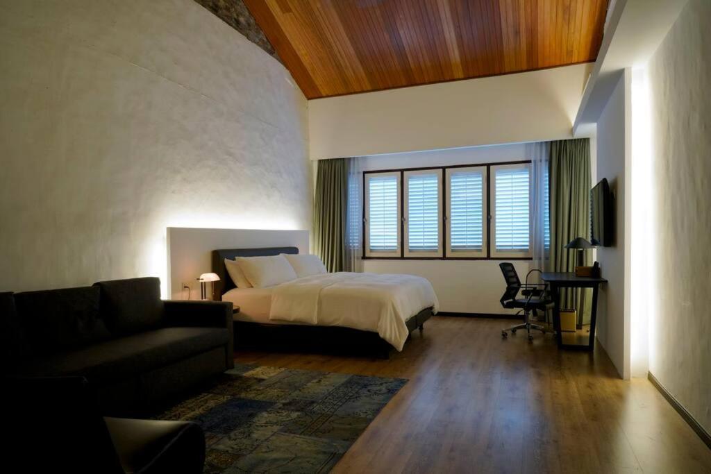 Quint Residence, - Rustic Heritage By Alv *